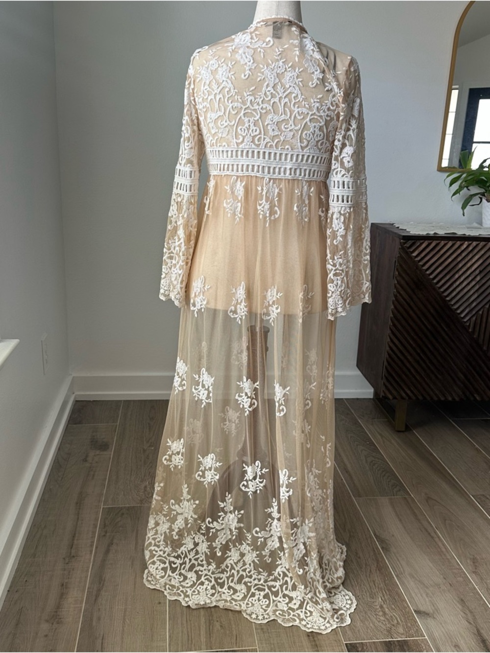 Forever 21 Beige and White Mesh Kimono Duster with Floral Embroidered - Picture 6 of 9